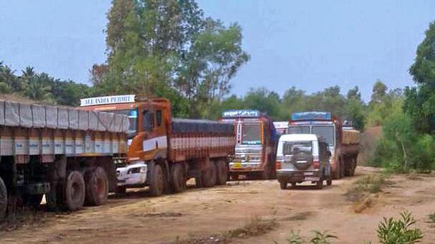 5 tyres of a truck stolen