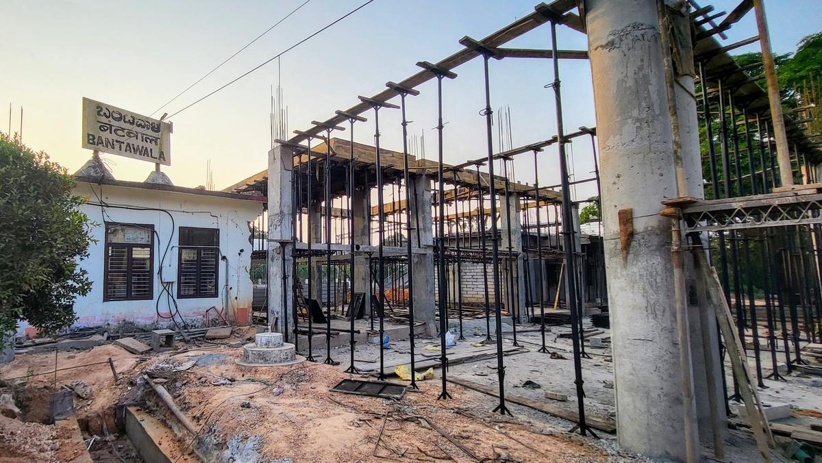 दक्षिण पश्चिम रेलवे के मैसूरु डिवीजन के बंटवाल रेलवे स्टेशन पर स्टेशन निर्माण और मुखौटा पर काम करने पर काम करें, जो कि दक्षिण पश्चिमी रेलवे के हिस्से के रूप में अमृत भारत स्टेशन स्कीम के तहत, दक्षिण पश्चिमी स्टेशन योजना के तहत, दक्षिण पश्चिमी स्टेशन योजना के तहत।