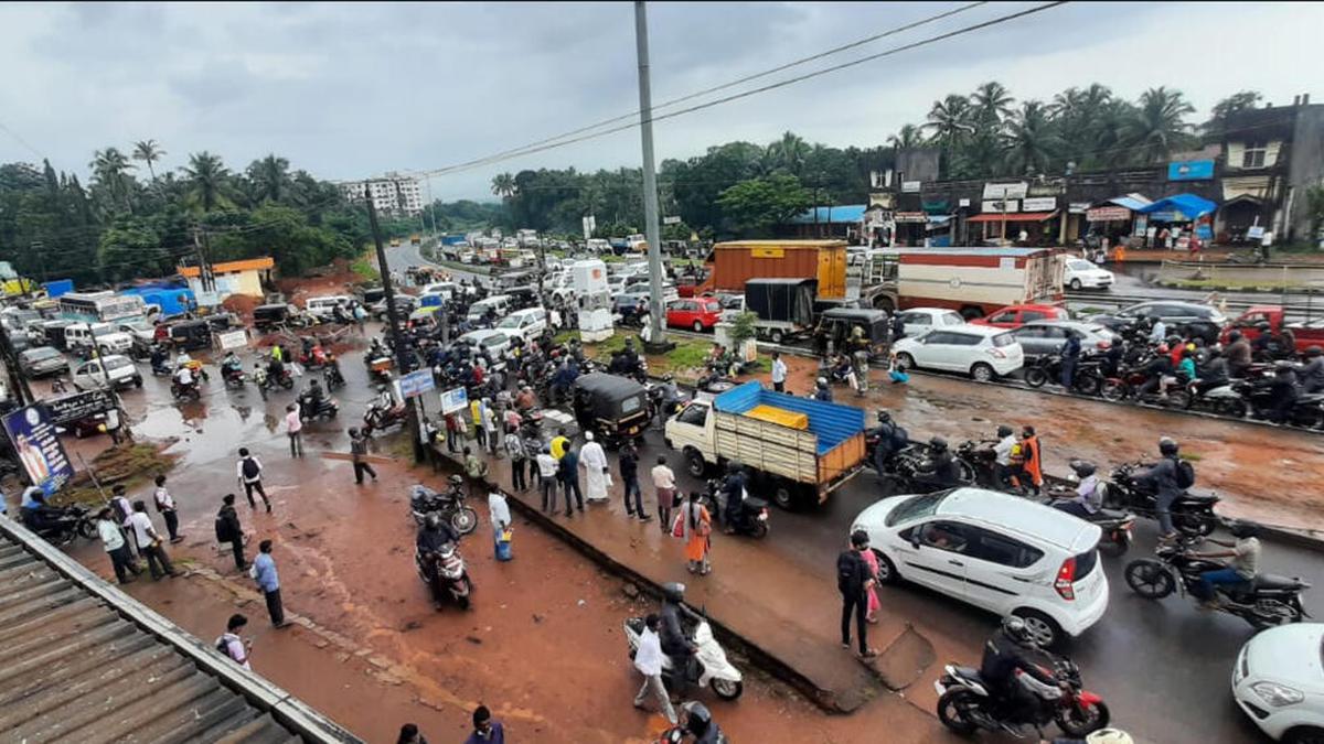 Traffic woes at Kallianapura Santhekatte junction