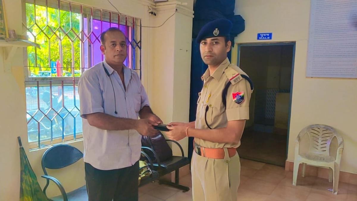RPF hands over lost wallet to passenger
