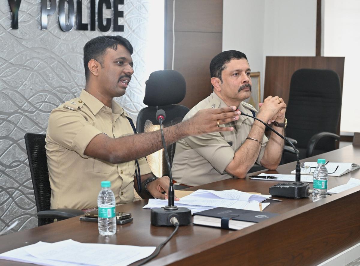 O Vice-Comissário de Polícia (Lei e Ordem) HN Mithun e o Vice-Comissário de Polícia (Crime e Trânsito) K. Ravi Shankar na reunião de reparação de reclamações SC/ST no escritório do Comissário de Polícia de Mangaluru em Mangaluru em 26 de outubro. O Vice-Comissário de Polícia (Lei e Ordem) HN Mithun e o Vice-Comissário de Polícia (Crime e Trânsito) K. Ravi Shankar na reunião de reparação de reclamações SC/ST no escritório do Comissário de Polícia de Mangaluru em Mangaluru em 26 de outubro.