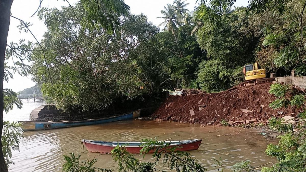 NECF alleges dumping of debris on Netravathi river bank by Smart City Limited in Mangaluru