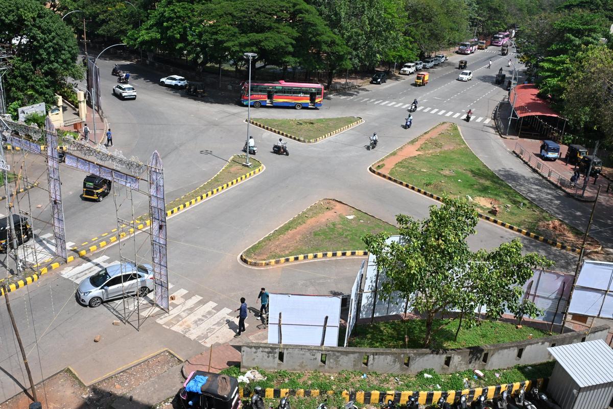 Mangaluru City Police, based on the recommendations of the MCC and MSCL, converted Maidan Road between Clock Tower and A.B. Shetty Circle into a one-way stretch much against the opposition of the general public.