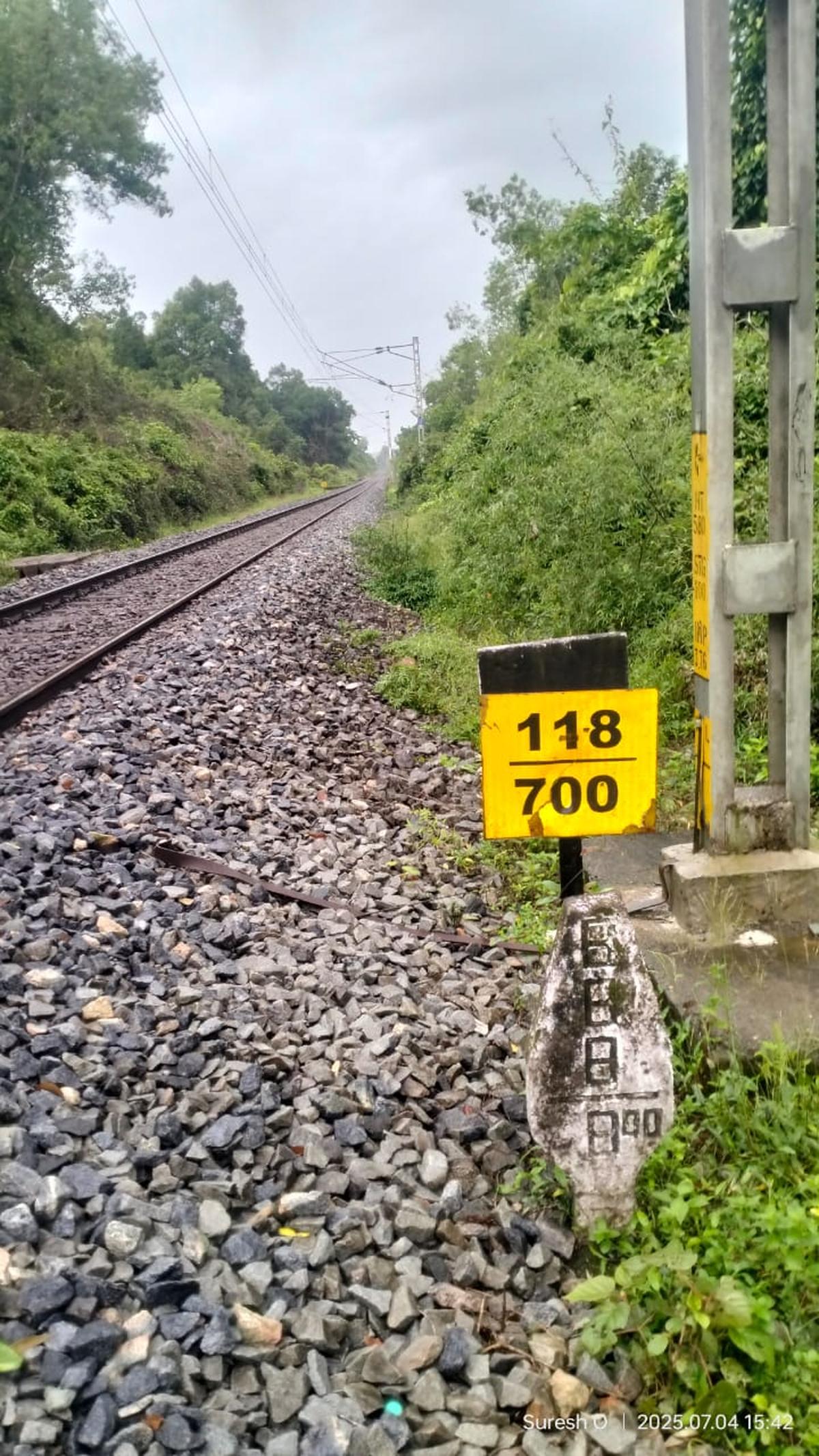 Puttur-Subrahmanya Railway Users’ Association has proposed relocating the existing halt station at Kaniyooru to Yeladka, about 1 km to the east of the present halt station, in Kadaba taluk of Dakshina Kannada district in Karnataka. Puttur-Subrahmanya Railway Users’ Association has proposed relocating the existing halt station at Kaniyooru to Yeladka, about 1 km to the east of the present halt station, in Kadaba taluk of Dakshina Kannada district in Karnataka.