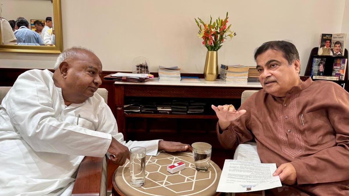 Deve Gowda meets Gadkari, broaches NH 75 issue