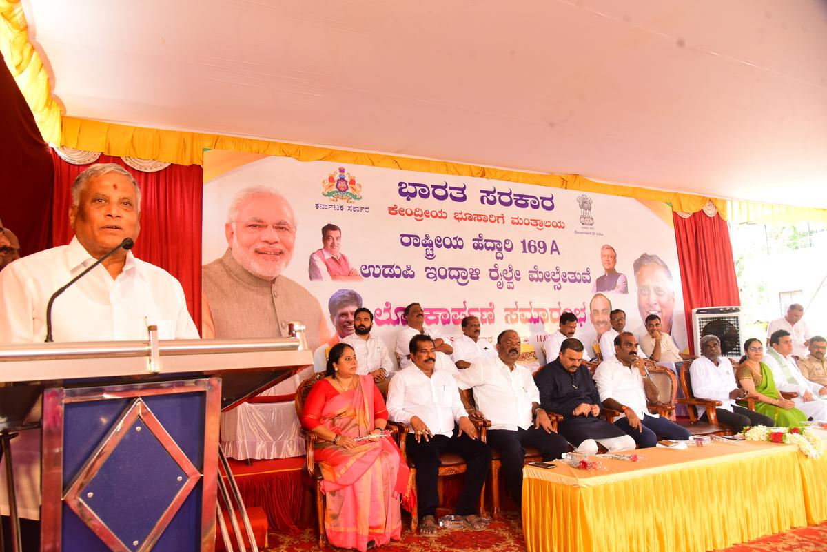 Dzelzceļa valsts ministrs V. Somanna runā pēc tam, kad tika atklāts papildu priekšgala stīgas tērauda dzelzceļš virs tilta virs Mangaluru-Mumbai dzelzceļa līnijas Malpe-Tirthalli Nacionālajā šosejā 169a starp Udupi un Manipal, Indali Udupi svētdien.