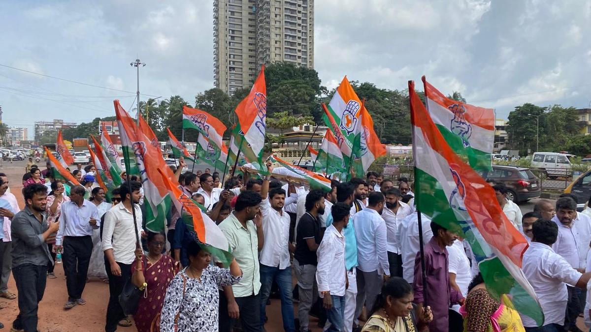 Congress protests over condition of NH 66 in Mangaluru - The Hindu