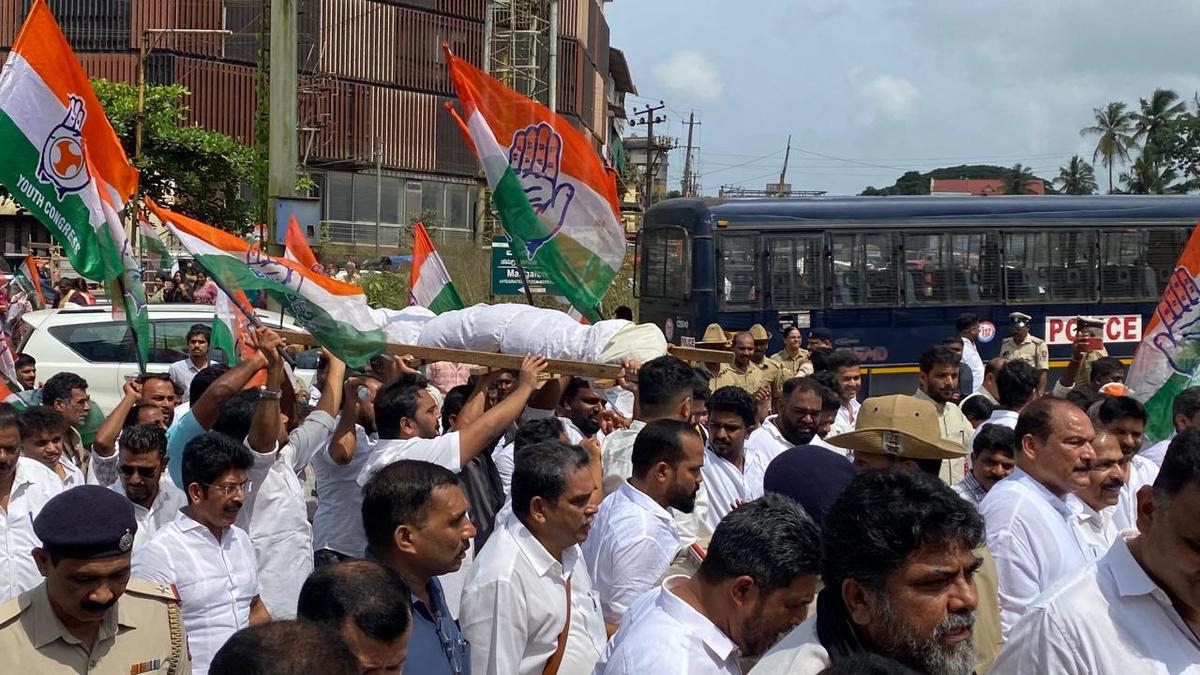 Congress protests over condition of NH 66 in Mangaluru - The Hindu