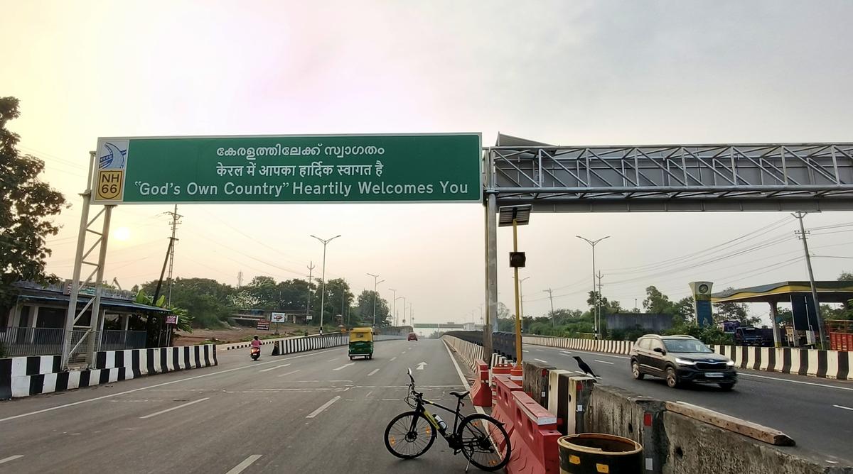 O NH 66 de seis pistas em Talapady, na fronteira Karnataka-Kerala. As seis pistas da Rodovia Nacional Kanniyakumari-Panvel 66, sendo executada pela Autoridade Rodoviária Nacional da Índia entre Talapady e Thiruvananthapuram, estão quase concluídas em Kerala. 