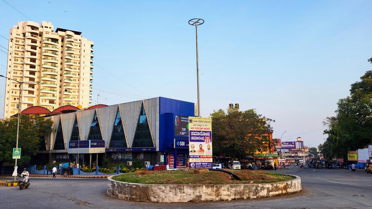 DC tells officials to address traffic chaos at Hamilton Circle in Mangaluru on priority