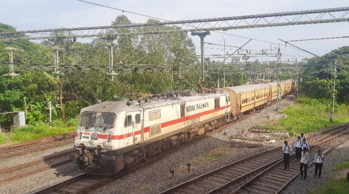 Elektriskais lokomotīti-hauled Subrahmanya Road-Mangaluru centrālais pasažieru vilciens, vilciens Nr. 56630, ierodoties Mangaluru centrā pirmdien plkst. 16.25. Elektriskais lokomotīti-hauled Subrahmanya Road-Mangaluru centrālais pasažieru vilciens, vilciens Nr. 56630, ierodoties Mangaluru centrā pirmdien plkst. 16.25.