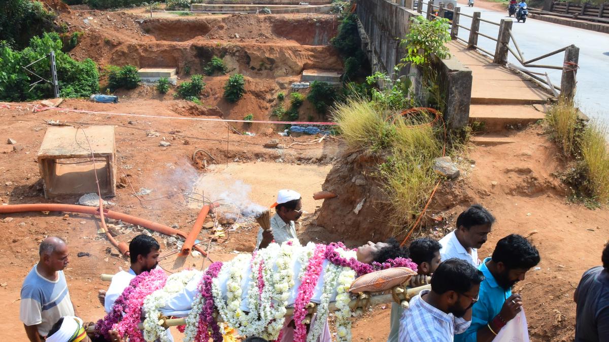 Nagarika Seva Samithi holds mock funeral procession ruing abnormal delay in completing Indrali RoB