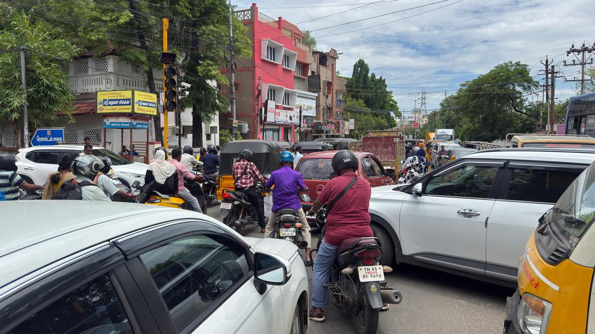 Traffic bottlenecks near District Court junction irk commuters