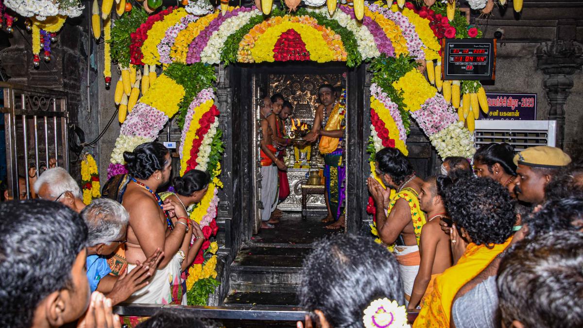 Devotees throng Dharbaranyeswarar Temple at Thirunallar on Sani Peyarchi 