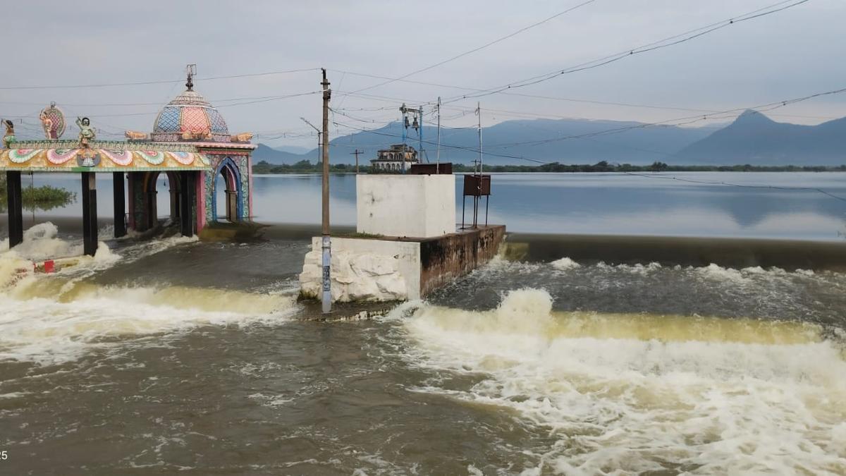 Many tanks in Thuraiyur region overflowing, but tanks in rest of Tiruchi district fail to benefit from rain