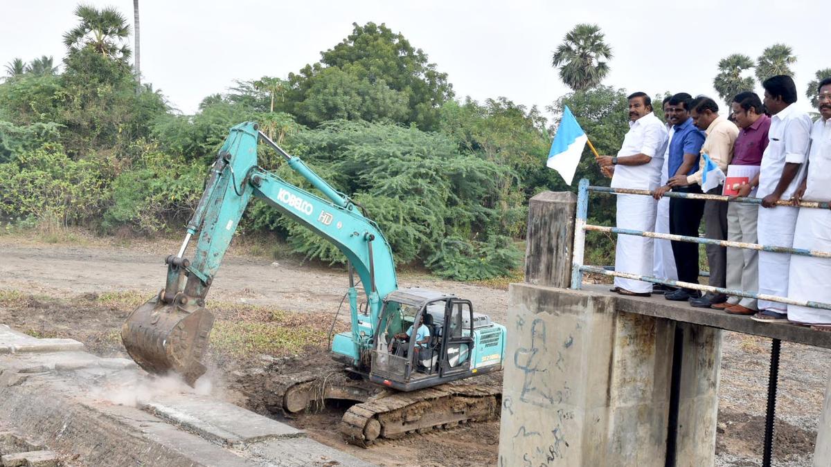 Renovation of regulator at Thirumangalam begins