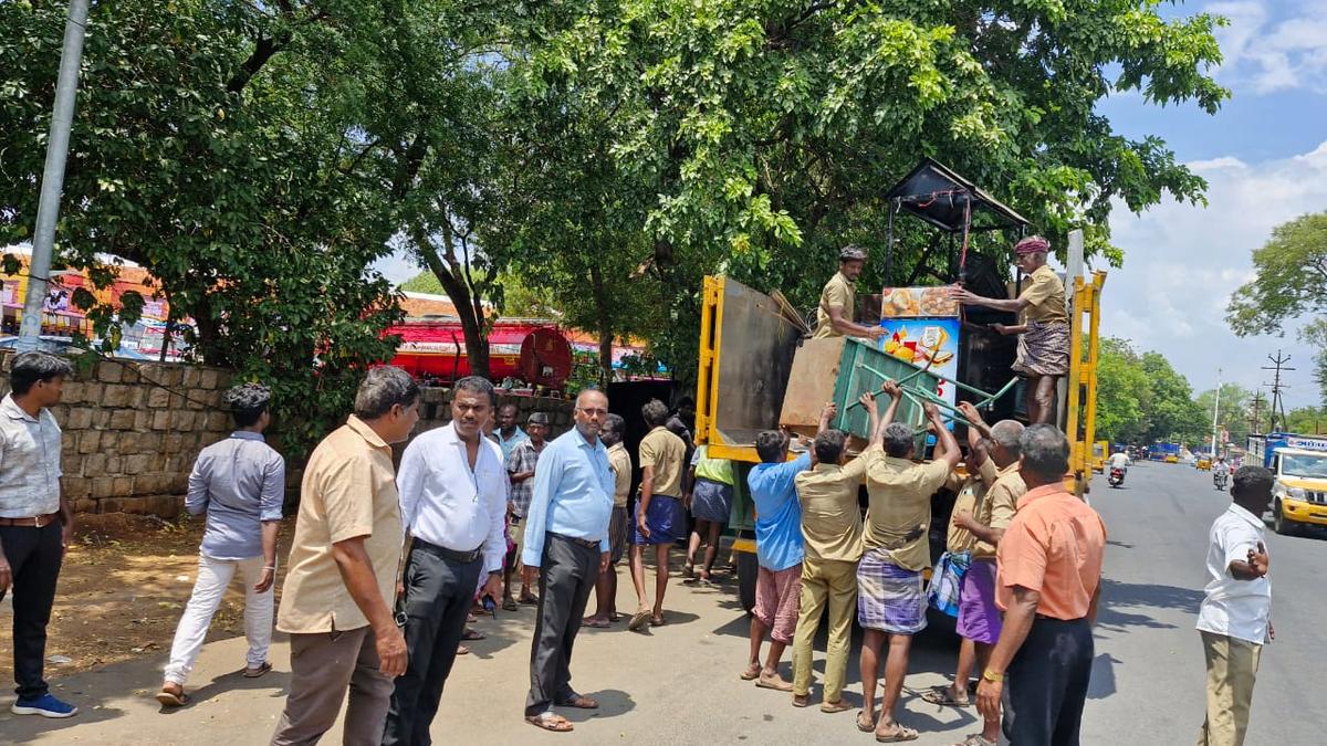 Tiruchi Corporation removes encroachments near Central Bus Stand