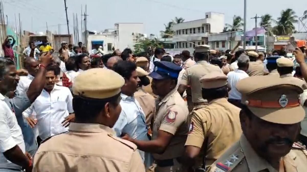 Tension in Kunnam as clash breaks out between protesting DMK and VCK workers