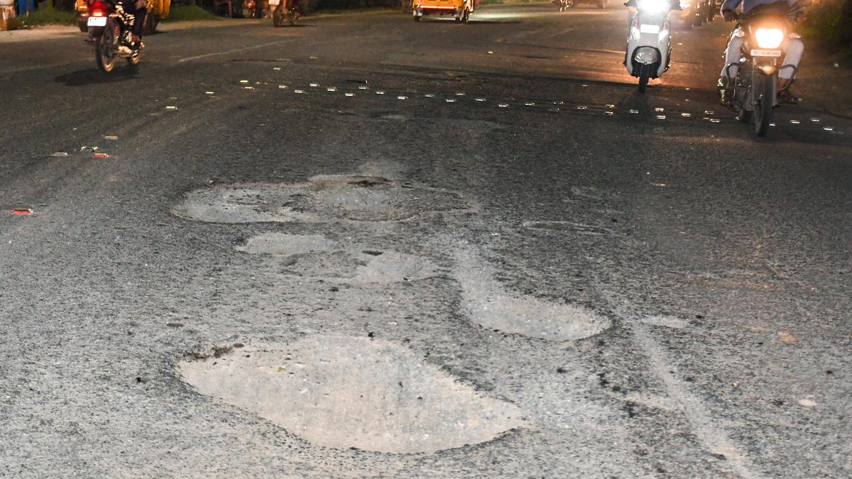 Battered Karur Bypass makes it a back-breaking jurney for motorists and bus commuters