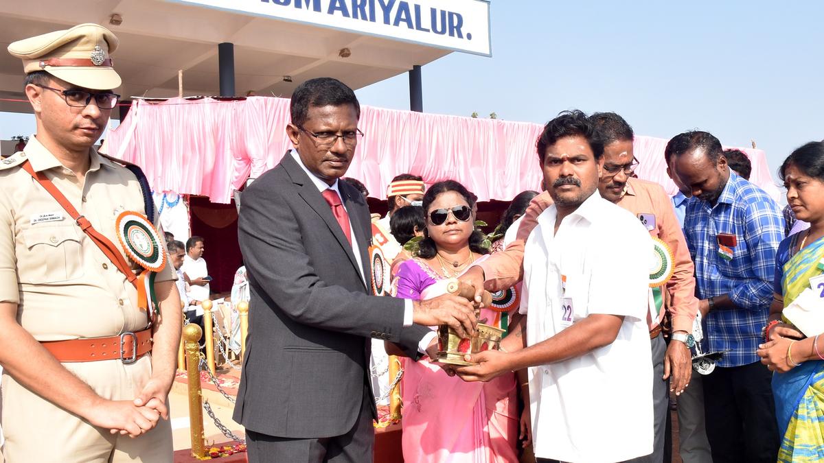 Families of freedom fighters, government officials honoured in Karur, Ariyalur