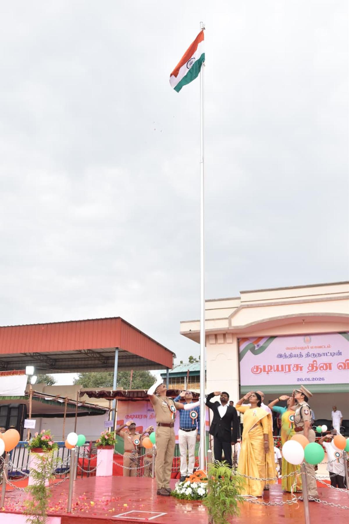 Colecionador de Perambalur N. Mirunalini saudando a bandeira nacional na celebração do Dia da República realizada em Perambalur em 26 de janeiro de 2026