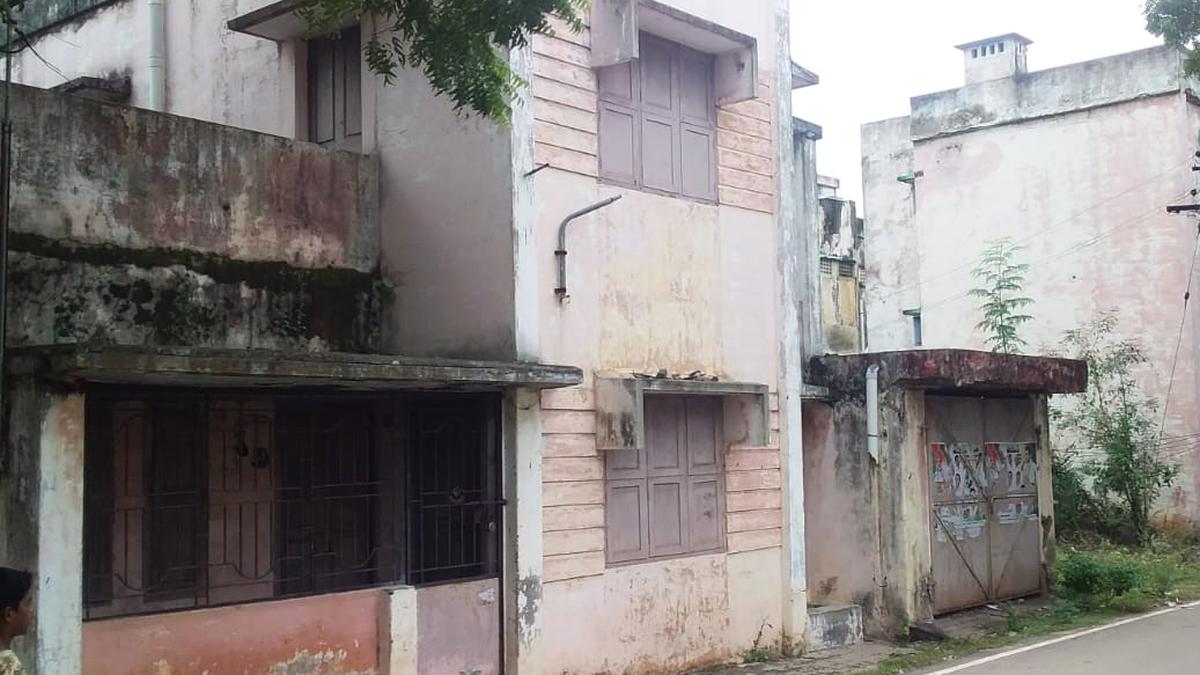 Abandoned govt. quarters in Manapparai turns into a haven for anti-social elements