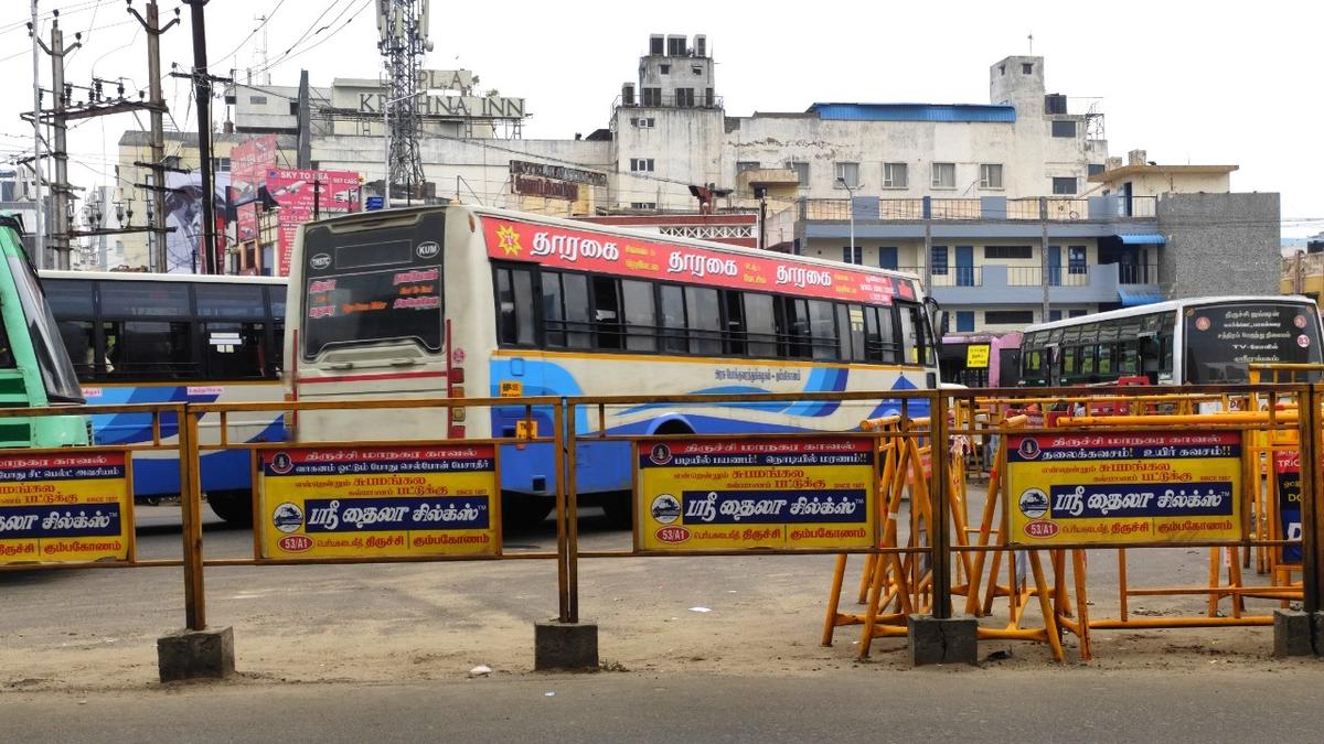 Random parking leading to traffic snarls on roads near the Tiruchi bus stand