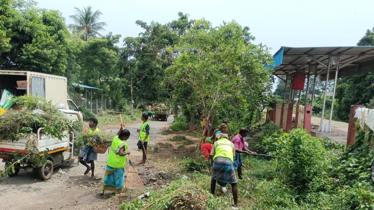 Mass cleaning of Swamimalai railway station held