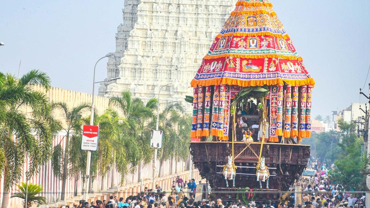 Devotees in large numbers pull the temple car in Srirangam