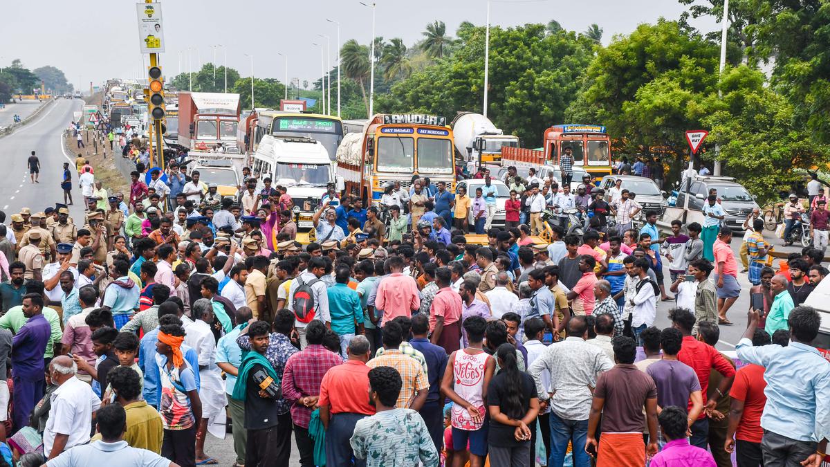 Relatives of accident victim block Chennai bypass demanding a flyover and underpass at Sanjeevi Nagar