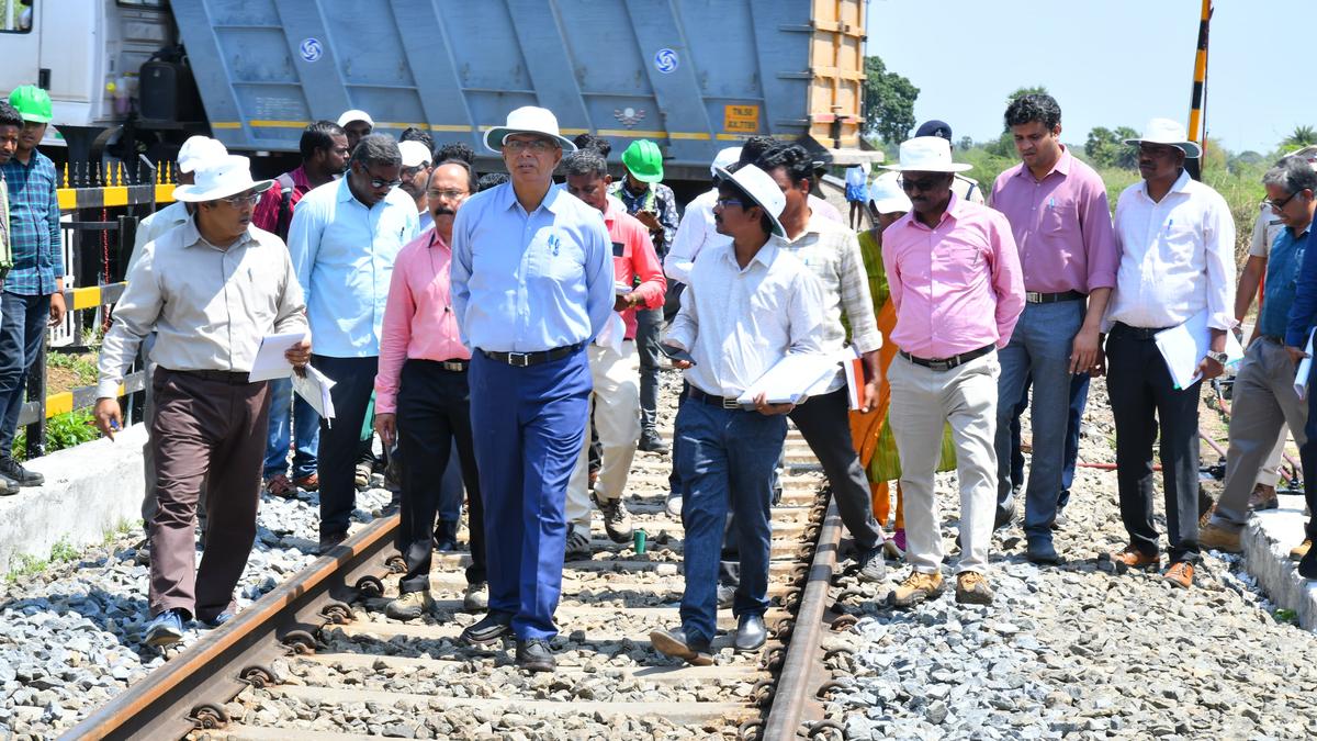 Senior railway engineer inspects Thiruthuraipoondi-Pattukottai electrified stretch