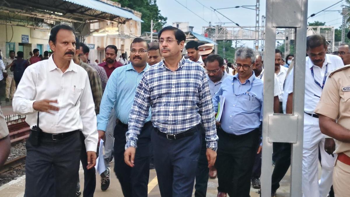 Southern Railway GM reviews work at railway stations in Tiruchi Division 