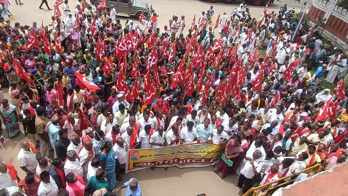 Tamil Nadu Vivasayigal Sangam stages demonstrations at Tiruchi, Pudukottai and Perambalur