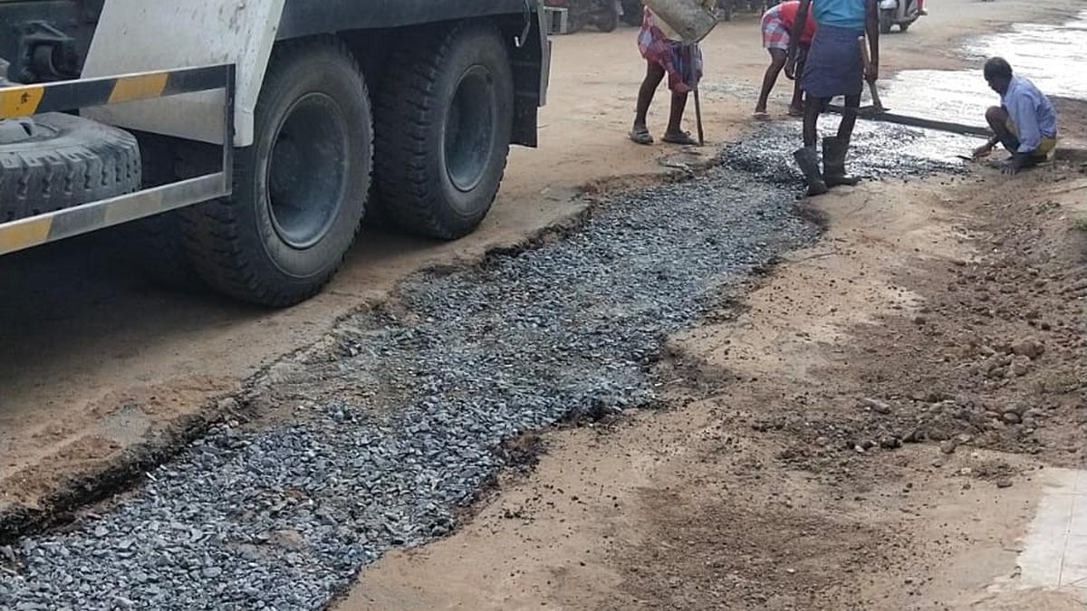 Pollution, bad road make the living conditions tough in Palakkarai