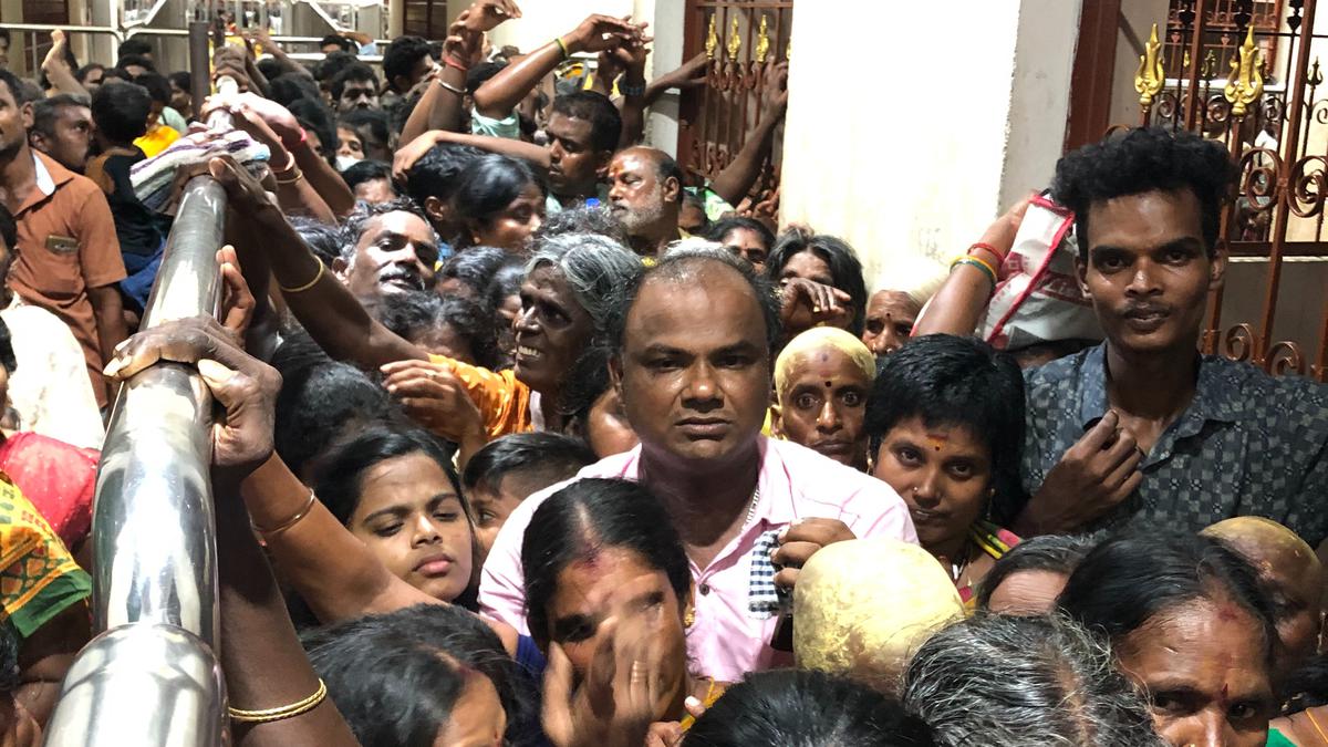 Devotees sore over poor crowd management at Samayapuram Temple