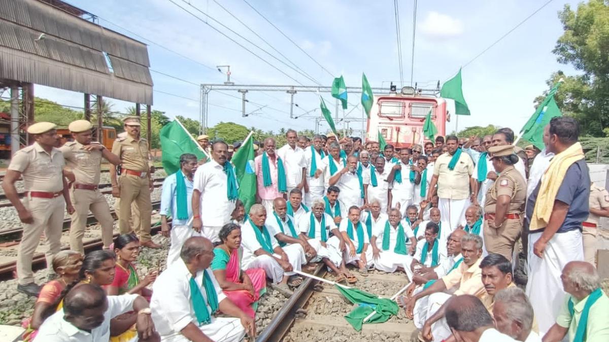 Farmers stage rail roko demanding release of Cauvery water