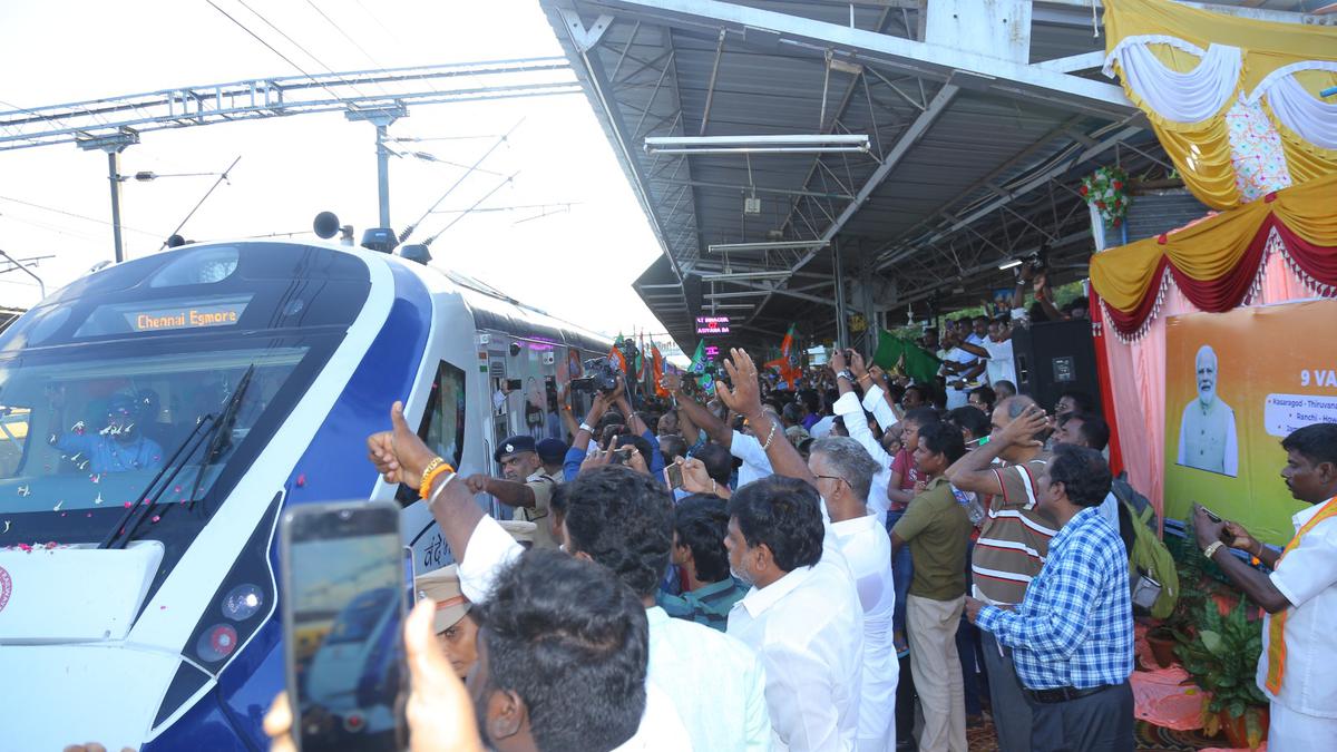 Rousing reception to Vande Bharat Express in Tiruchi on its inaugural run