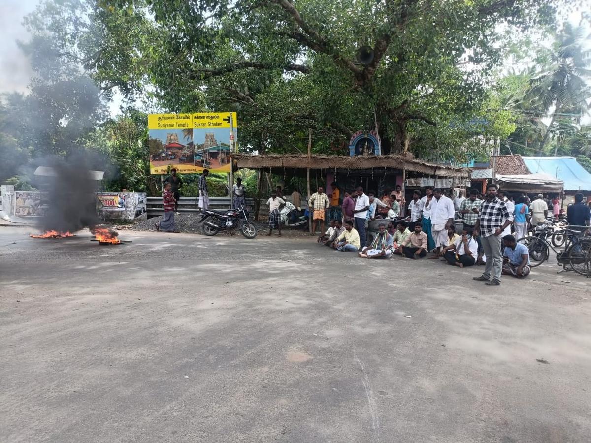 PMK and Vanniyar Sangam cadres staging a demonstration at Kumbakonam-Mayiladuthurai-Sooriyanarkovil Road junction on Friday. PMK and Vanniyar Sangam cadres staging a demonstration at Kumbakonam-Mayiladuthurai-Sooriyanarkovil Road junction on Friday.