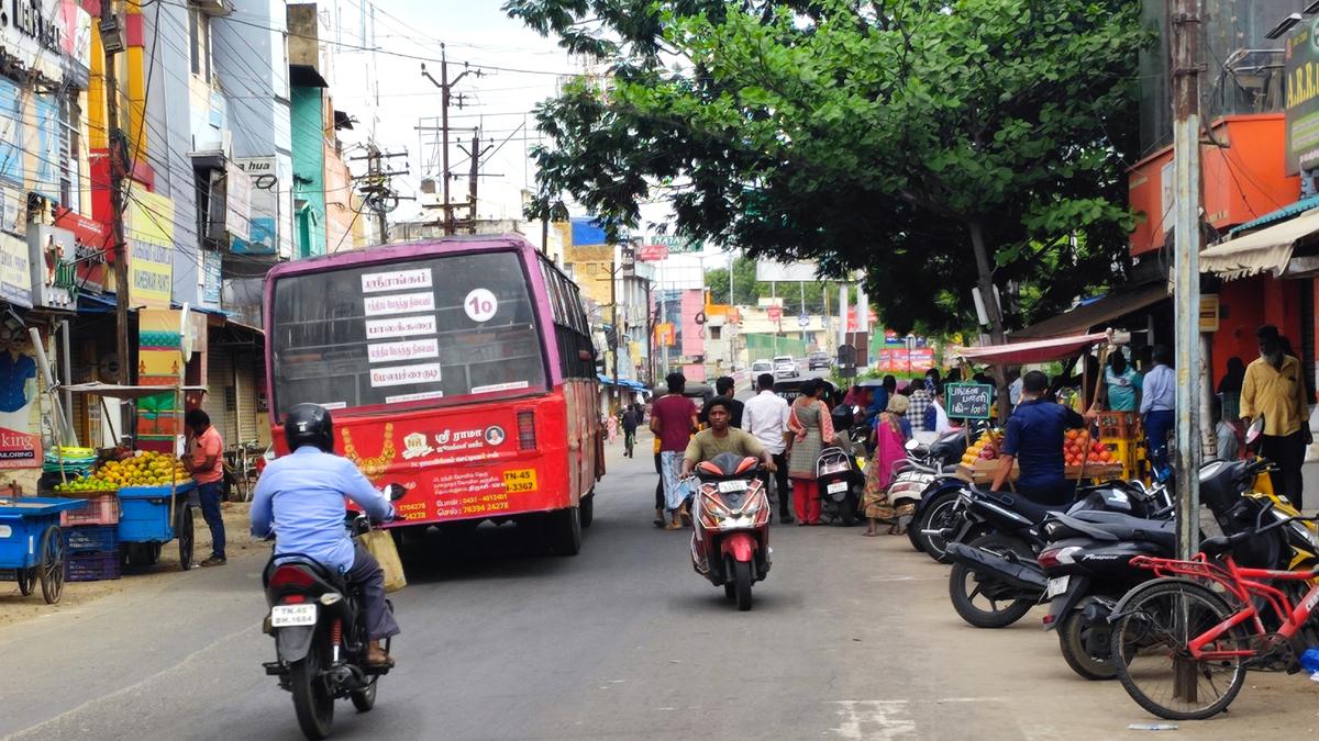 Haphazard parking, rampant encroachments cause chaos on Quaid-e-Milleth Road in Tiruchi
