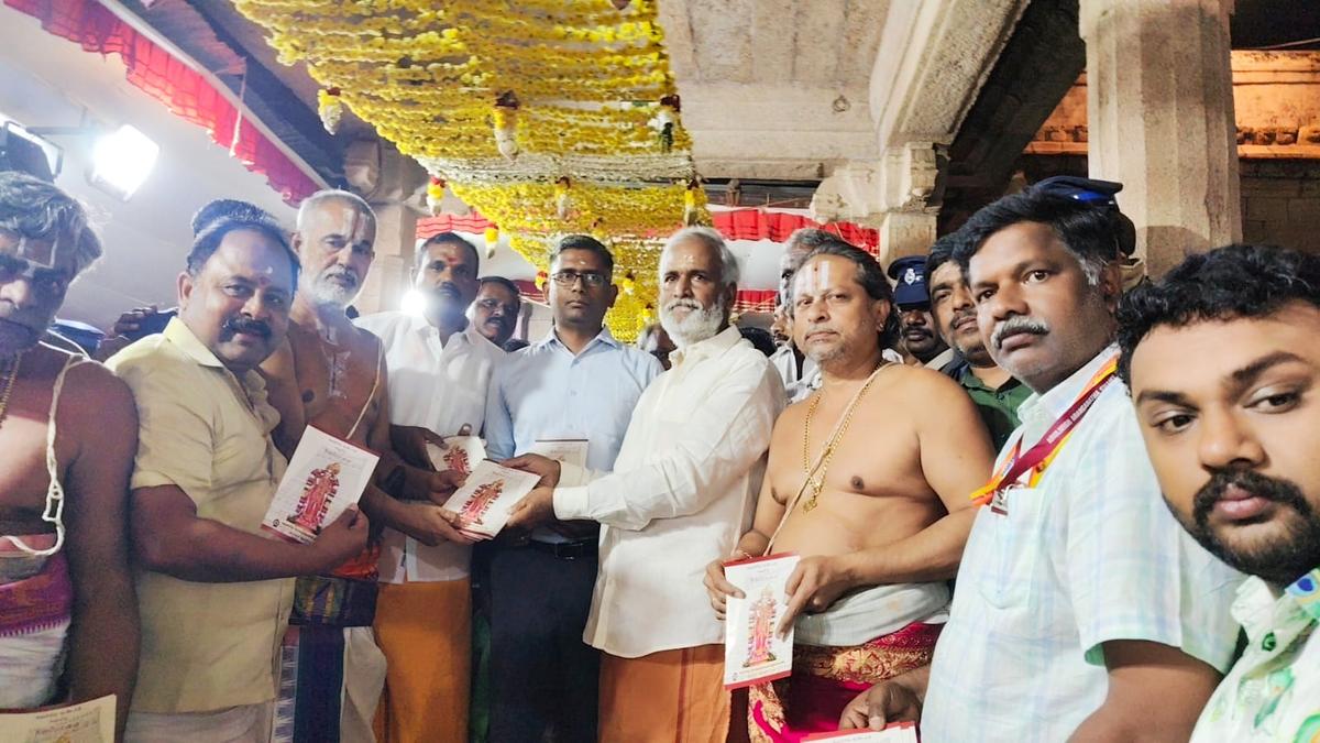 Thiruppaavai books distributed to devotees at Srirangam temple