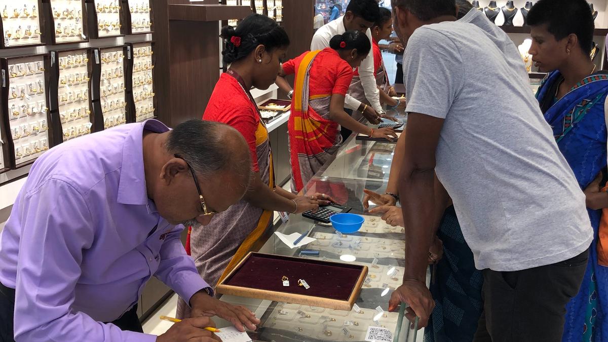 Jewellery showrooms draw heavy crowds on Akshaya Tritiya