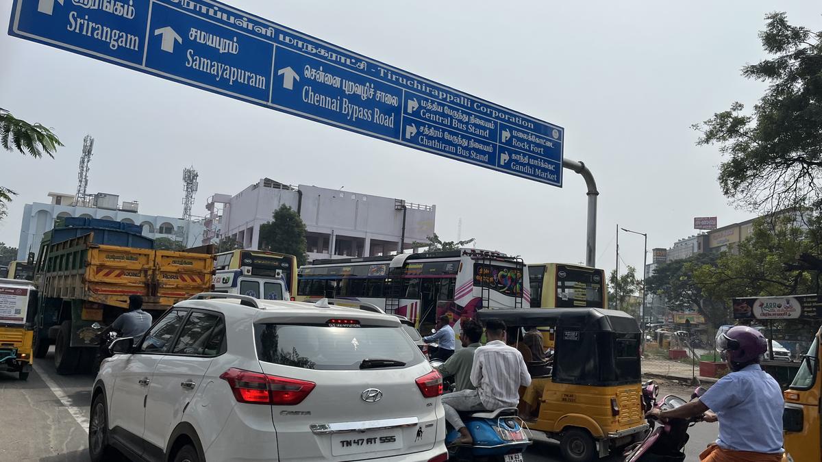 Outer ring of Chathiram Bus Stand chocks with vehicles due to haphazard parking of buses