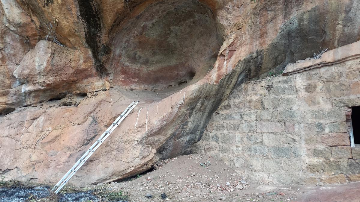 4 natural caverns found at Tirumayam hillock; one contains rock art paintings 