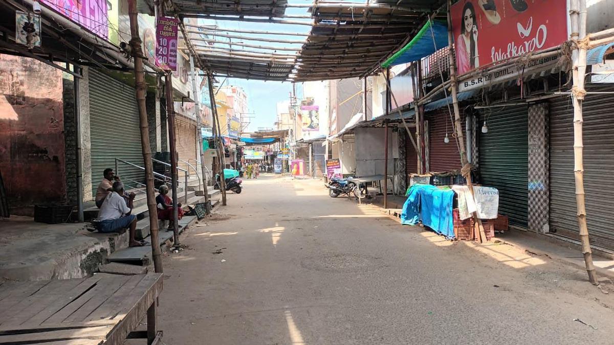 Shops remain shut as trade body condemns neglect of Nagapattinam over inadequate train services