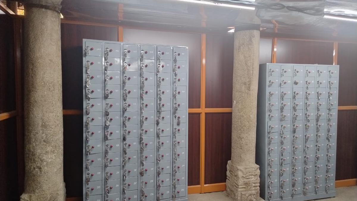 Lockers installed at Tiruvanaikoil Akilandeswari Jambukeswarar Temple to keep mobile phones of devotees