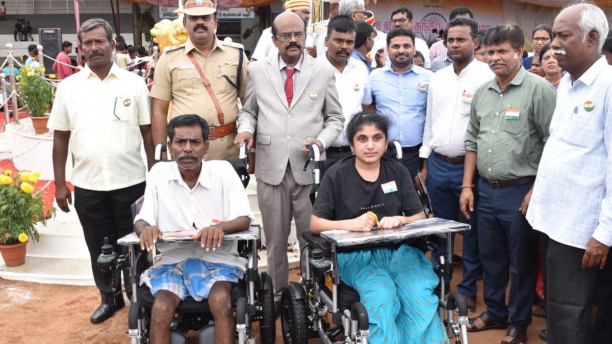 Releasing of balloons, distribution of govt. aid mark the Indepence Day celebrations in Karur