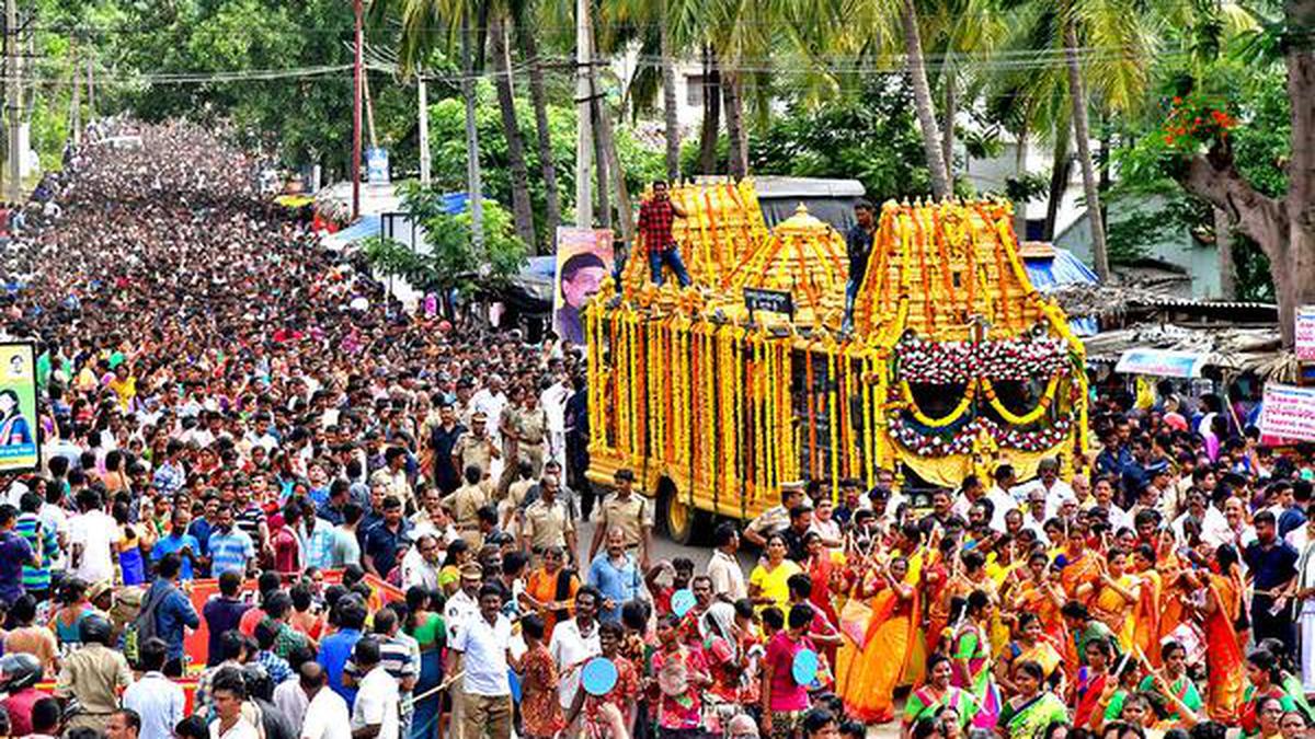 ‘Giri Pradakshina’ leaves highway chock-a-block - The Hindu