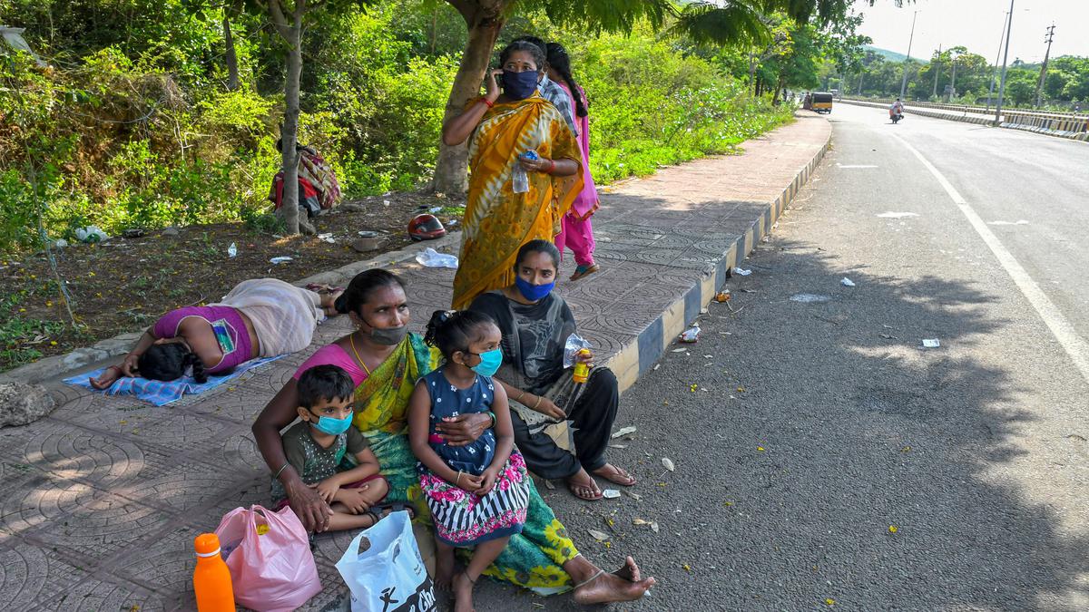 Visakhapatnam gas leak | RR Venkatapuram residents wake up to thick blanket of fog, pungent smell