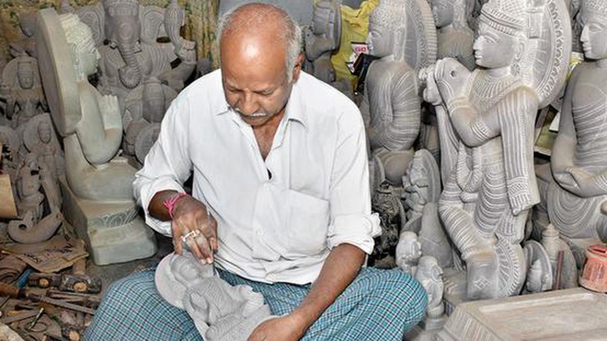 Durgi stone sculptors stare at a dying art - The Hindu