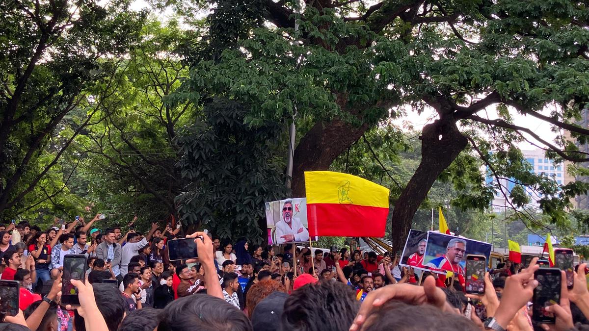 https://th-i.thgim.com/public/news/cities/bangalore/3i324f/article69656566.ece/alternates/LANDSCAPE_1200/RCB%20fans%20outside%20stadium.jpeg